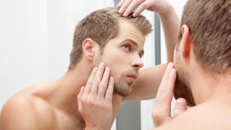 10 Meilleurs Traitements Contre L’amincissement des Cheveux pour L’homme