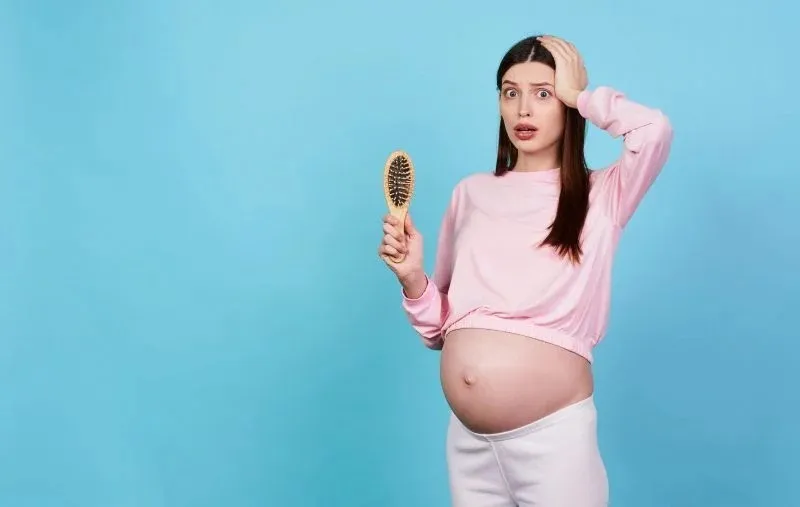 Perte de cheveux pendant la grossesse : causes et traitements