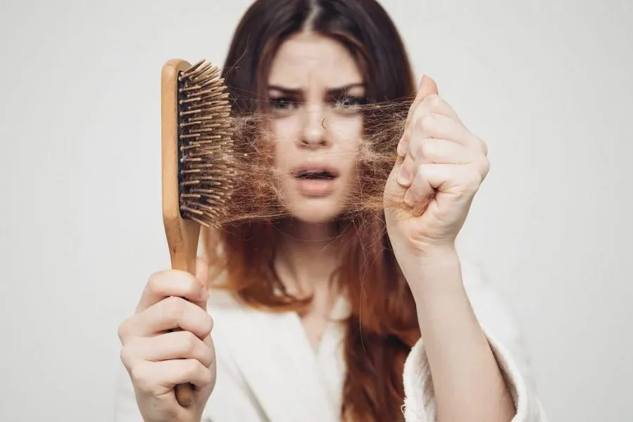 Perte de cheveux pour les femmes : causes et traitement
